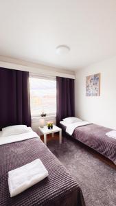 Un pat sau paturi într-o cameră la City center 3-room apartment, Parking