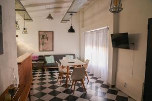 a kitchen and living room with a table and chairs at La casita vieja in Perito Moreno