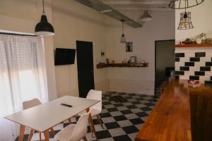 a kitchen and dining room with a table and chairs at La casita vieja in Perito Moreno
