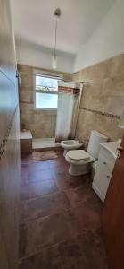 ein Badezimmer mit zwei Toiletten und einem Fenster in der Unterkunft Casa en Villa Los Aromos in La Bolsa