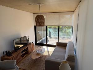 TV a/nebo společenská místnost v ubytování Apartamento primera linea al mar, excelente punto