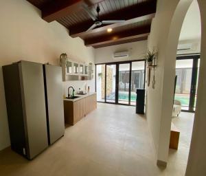 cocina con nevera y ventana grande en Badung Villa no 4, en Ungasan 7 fotos más