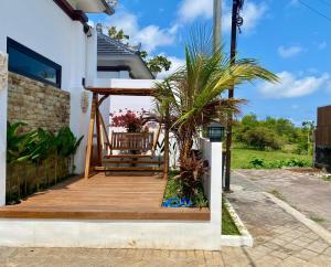 una terraza de madera con una silla en una casa en Badung Villa no 4, en Ungasan