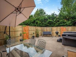 a patio with a table and chairs and an umbrella at Mayfield Lodge - Uk39917 in Heckington