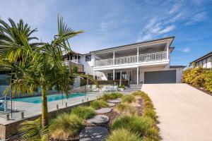 Una vista exterior de una casa con piscina. en Ocean Pearl - Oceanview Luxe Escape with Pool, en Tootgarook