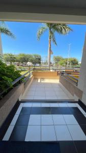 una passerella con una palma sullo sfondo di Studio 360 MontBlanc a Brasilia