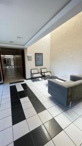 una hall con divano e sedie in un edificio di Studio 360 MontBlanc a Brasilia