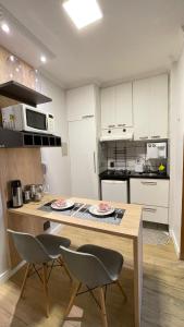 una cucina con un tavolo di legno e due sedie di Studio 360 MontBlanc a Brasilia