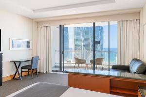 TV a/nebo společenská místnost v ubytování Ocean View Studio Apartment Surfers Paradise - Free Parking