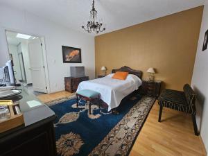 una camera da letto con un letto, una scrivania e una sedia di Casa Monasterio H Boutique a Città del Messico