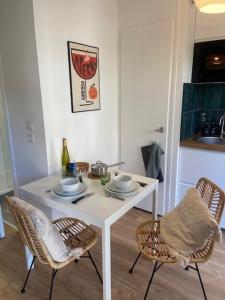 a white table and chairs in a kitchen at Studio Premium Haguenau in Haguenau