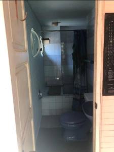 ein Badezimmer mit einem blauen WC und einem Waschbecken in der Unterkunft Cabaña Privada en Villa & Templo Jardín in La Paz