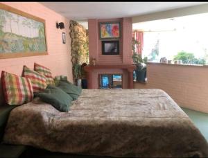 ein Schlafzimmer mit großem Bett und Kamin in der Unterkunft Cabaña Privada en Villa & Templo Jardín in La Paz