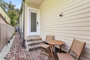 Dos sillas y una mesa al costado de una casa. en Perfectly Located 1 Bedroom I Uptown - Magazine St, en Nueva Orleans