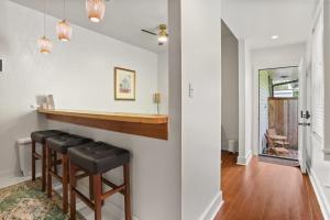 una cocina con barra con taburetes negros en Perfectly Located 1 Bedroom I Uptown - Magazine St, en Nueva Orleans
