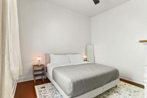 Un dormitorio blanco con una cama y una mesita de noche. en Perfectly Located 1 Bedroom I Uptown - Magazine St, en Nueva Orleans 6 fotos más