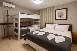 un dormitorio con dos camas y una litera en Solar de Pipa Elegance Duplex Flat, en Pipa 86 fotos más