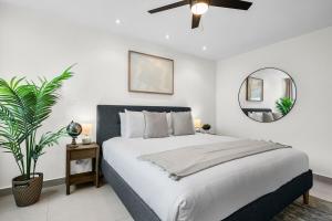 Ένα ή περισσότερα κρεβάτια σε δωμάτιο στο BrandNew Isla Verde Condo Near Beach, Airport-Pool - Solemare II +56 φωτογραφίες