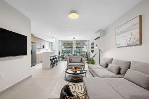 Μια τηλεόραση ή/και κέντρο ψυχαγωγίας στο BrandNew Isla Verde Condo Near Beach, Airport-Pool - Solemare II