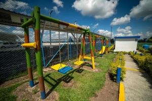 un parque infantil con un colorido equipo de juegos en el césped en Rincón del café, en Montenegro