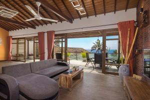 una sala de estar con un sofá y una mesa en Lucky Elephant Hotel, en Hikkaduwa