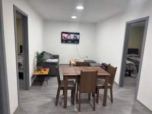 Μια τηλεόραση ή/και κέντρο ψυχαγωγίας στο Alojamiento cabañas en Casablanca