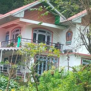 SosingにあるNamo Homestayのピンクとホワイトの家(バルコニー付)