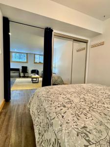 een slaapkamer met een bed en een woonkamer bij Suite on the Bay in Marsh Lake