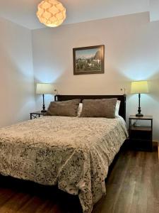 een slaapkamer met een groot bed met twee lampen bij Suite on the Bay in Marsh Lake