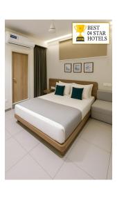 Postel nebo postele na pokoji v ubytování KANT by GoHotels - Near Shree Dwarkadhish Temple