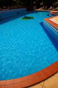 una gran piscina con agua azul en Solar de Pipa Elegance Duplex Flat, en Pipa