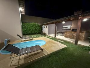 a backyard with a hot tub in the yard at night at Casa Lua - A melhor localização de Bonito in Bonito