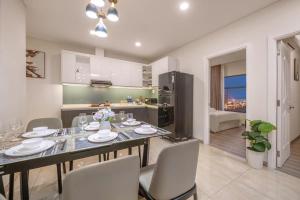 Χώρος καθιστικού στο Luxury Riverside Apartment-3 Bedroom with Pool