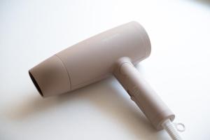 Un mando a distancia Wii blanco sobre un fondo blanco en Happiness Ohama一軒家東名静岡インター五分, en Shizuoka