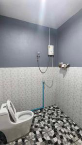 un baño con inodoro y ducha en family resort, en Ko Phayam 7 fotos más