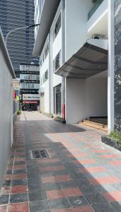 an empty sidewalk in front of a building at Đậu Homestay - Trung tâm TP Hải Phòng in Hai Phong
