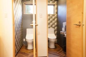 a small bathroom with two toilets and a window at Yasuragi-KAWAGOE 1F in Kawagoe