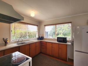 Kuchyň nebo kuchyňský kout v ubytování Absolute Beachfront Bach