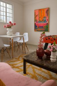 a living room with a table and a table and chairs at Galería living in San Salvador