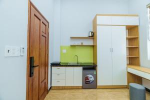 une petite cuisine avec un évier et un comptoir dans l'établissement HomyPlus Apartment, à Hô-Chi-Minh-Ville 44 autres photos