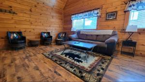 Posezení v ubytování The Grizzly Den Cabin Warrens WI