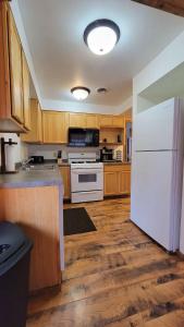 Kuchyň nebo kuchyňský kout v ubytování The Grizzly Den Cabin Warrens WI + 17 fotografií