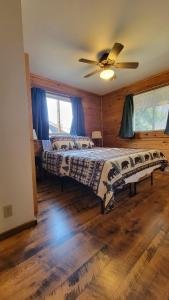 Postel nebo postele na pokoji v ubytování The Grizzly Den Cabin Warrens WI