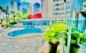 ein Schwimmbad mitten in einer Stadt in der Unterkunft Suite RDS Vila Olimpia in São Paulo