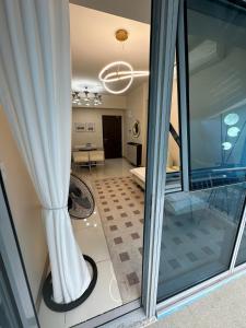 una finestra con vista su un soggiorno di Luxury Penthouse & High-Floor Hotel near City of Dreams, Airport, Okada, and Solaire Casino a Manila