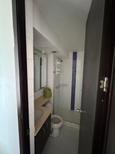 a bathroom with a toilet and a sink and a shower at Apartamento amoblado en el norte de barranquilla in Barranquilla