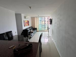 a living room with a couch and a table at Apartamento amoblado en el norte de barranquilla in Barranquilla +2 photos
