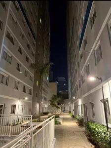 an empty alley between two buildings at night at Amazing apartment in downtown São Paulo in Sao Paulo