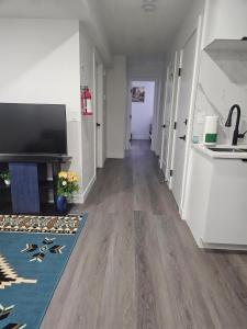 Un pasillo de una casa con pisos de madera. en Affordable Comfort in Creekstone SW, en Calgary 3 fotos más