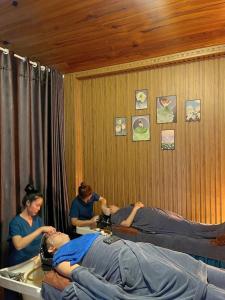 Mộc Thiện Tâm Homestay في دالات: مجموعة من الأشخاص في غرفة مع مريض